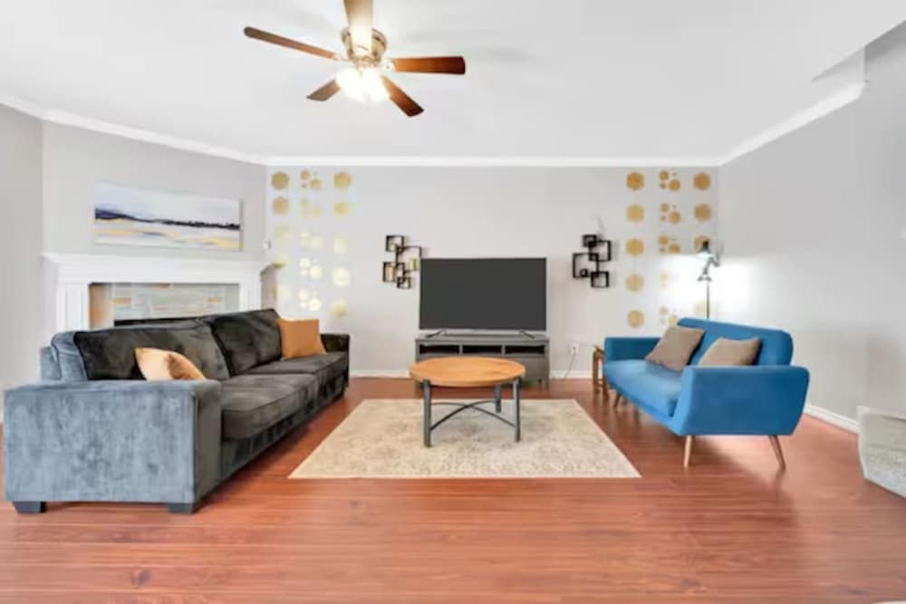 Frisco Castle 3BR Garage Parking Gated Backyard