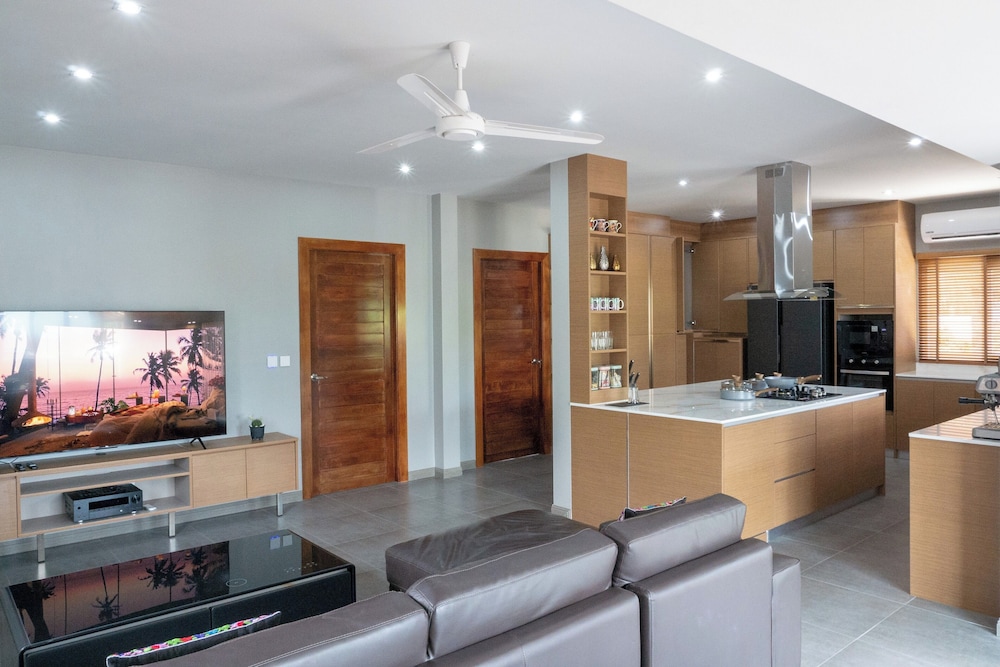 4BR Villa Ideal for Groups Families V262