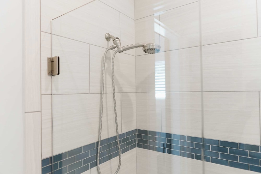 Walk to Beach, 2 Shared Pools, Enclosed Porch, Bikes 30A Hideaway by Avantstay