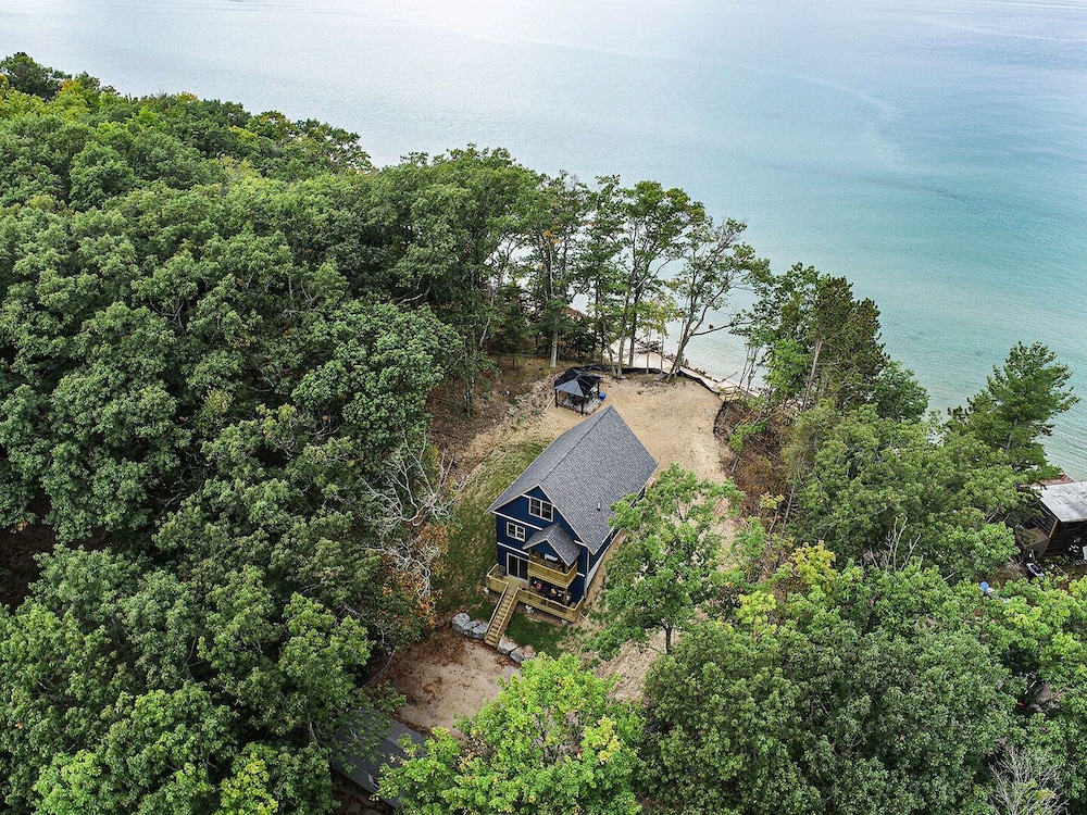Overlooking Shoreline 2BDR Chalet 18396