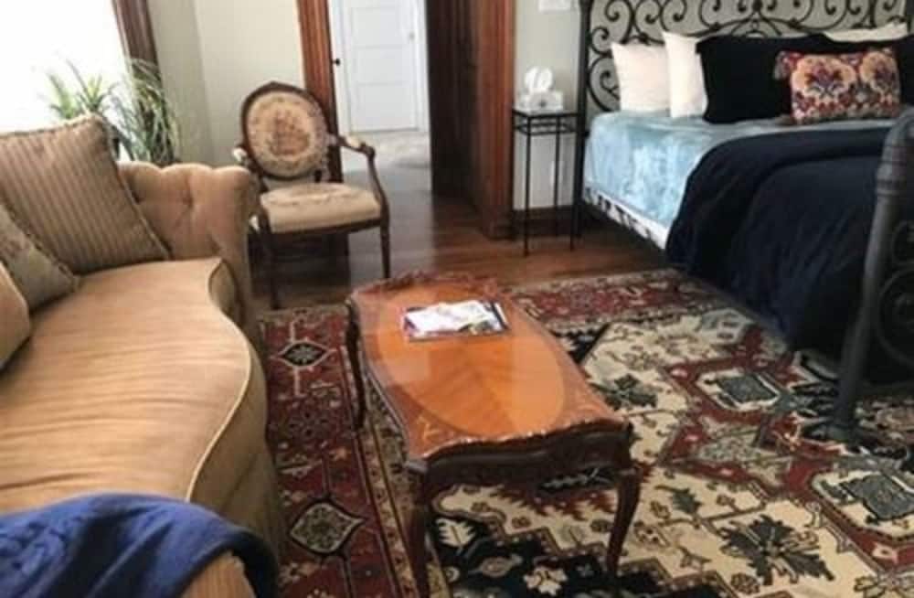 Vineyard Mansion & Carriage House Bed & Breakfast