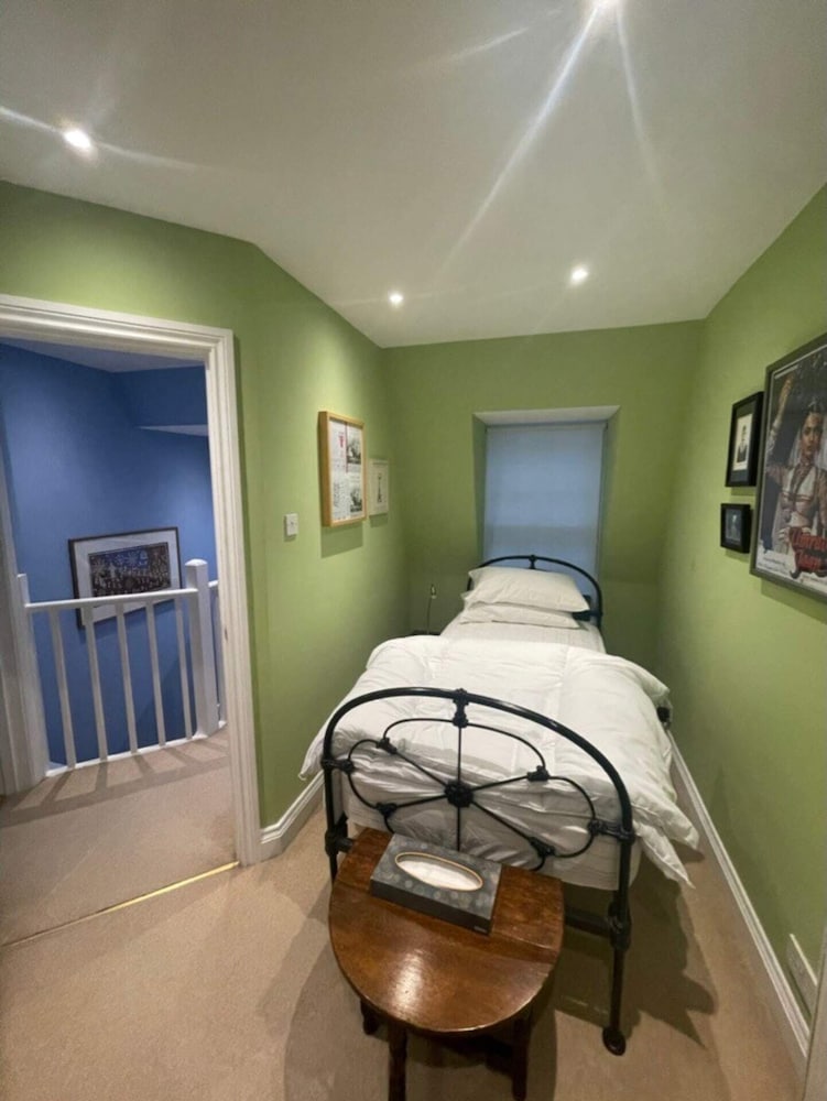 Expansive 4BD Home- 15 min From Buckingham Palace!