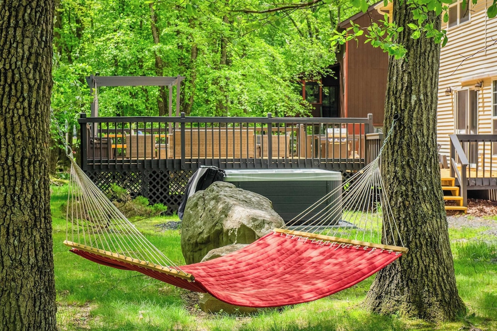Stylish Mountain Retreat w/ Hot Tub & Firepit Penn Estate Getaway by Avantstay