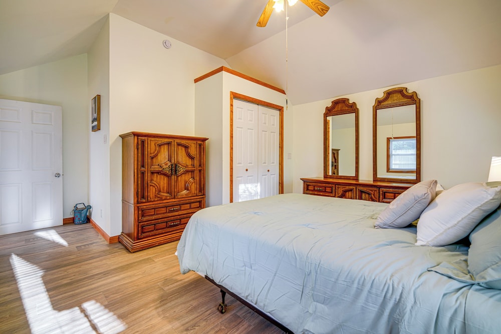 Pet-friendly Little Egg Harbor Home w/ Fenced Yard