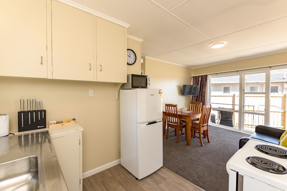 Waitangi Beach Bach 30A
