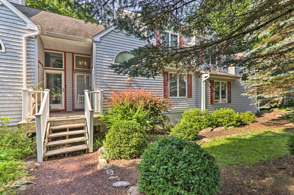 Charming Lake Harmony Townhouse w/ Balcony! view 2