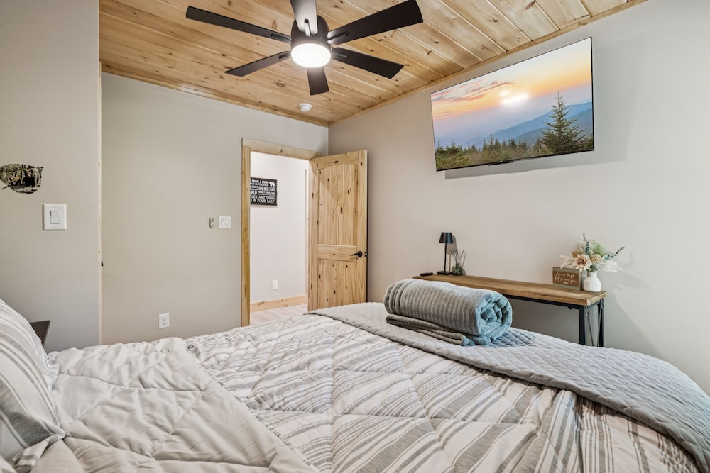 Bear Cheeks 4 Bedroom Cabin