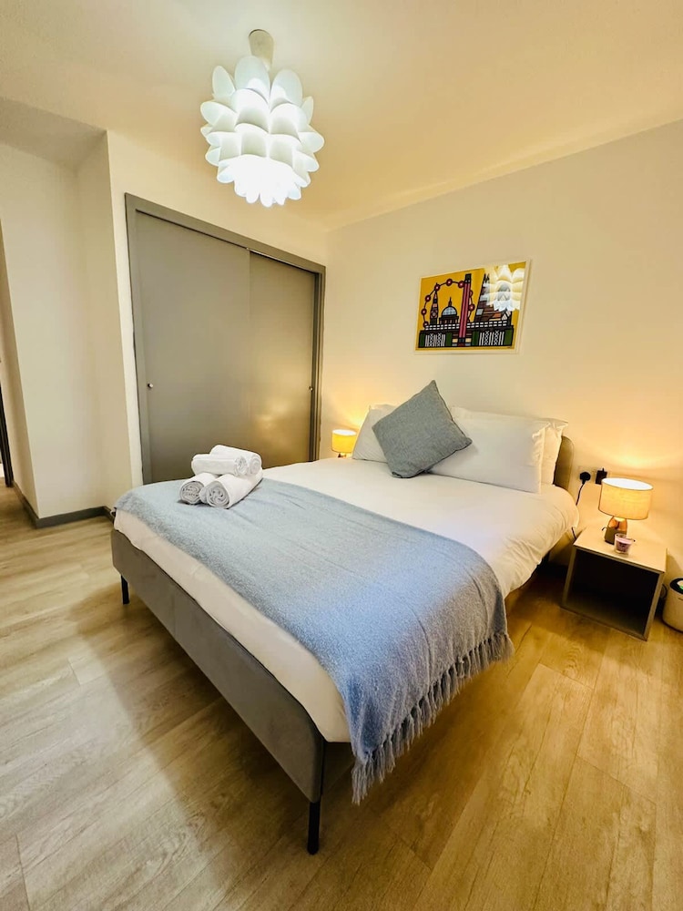 Kensington Gardens 2 Bedroom Flat With a Balcony