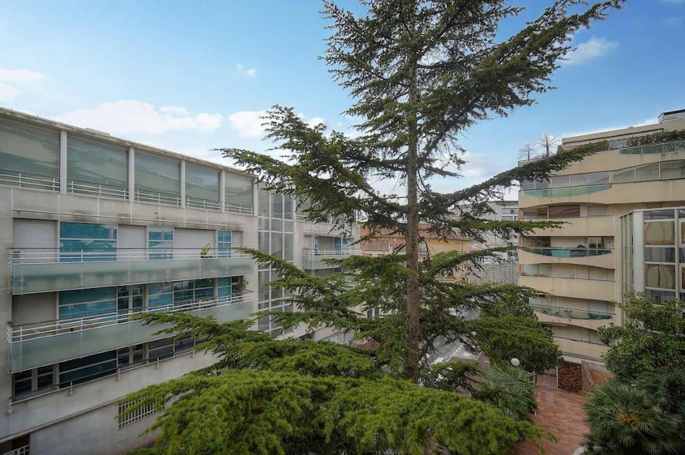 One Bed Apt in the Center of Cannes - 2198