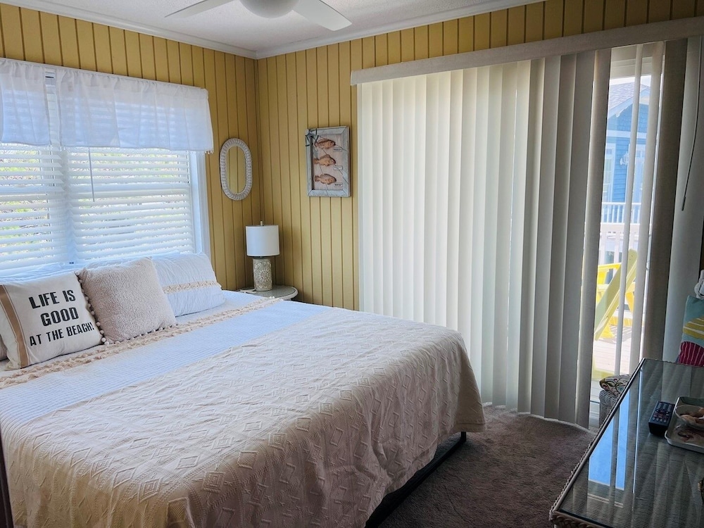 Fore Shore West- 4 Bedroom Home by RedAwning