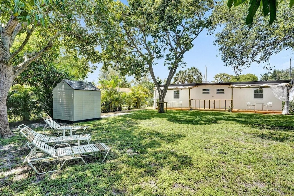 Modern Hallandale Apt w/ Backyard Near Beach