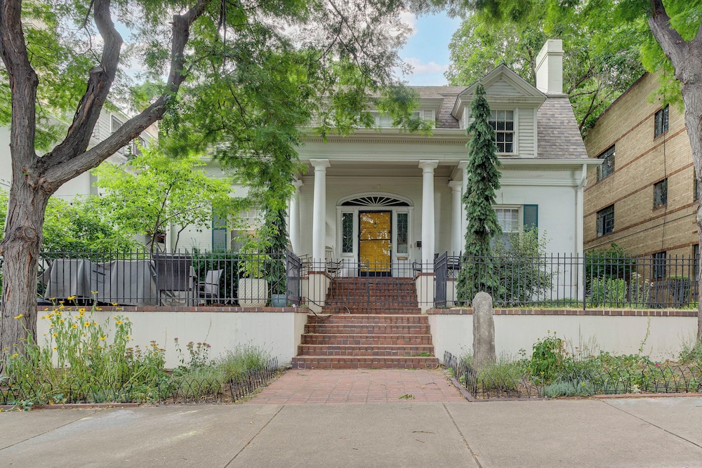 Walkable Apt w/ Off-street Parking in Cheesman!