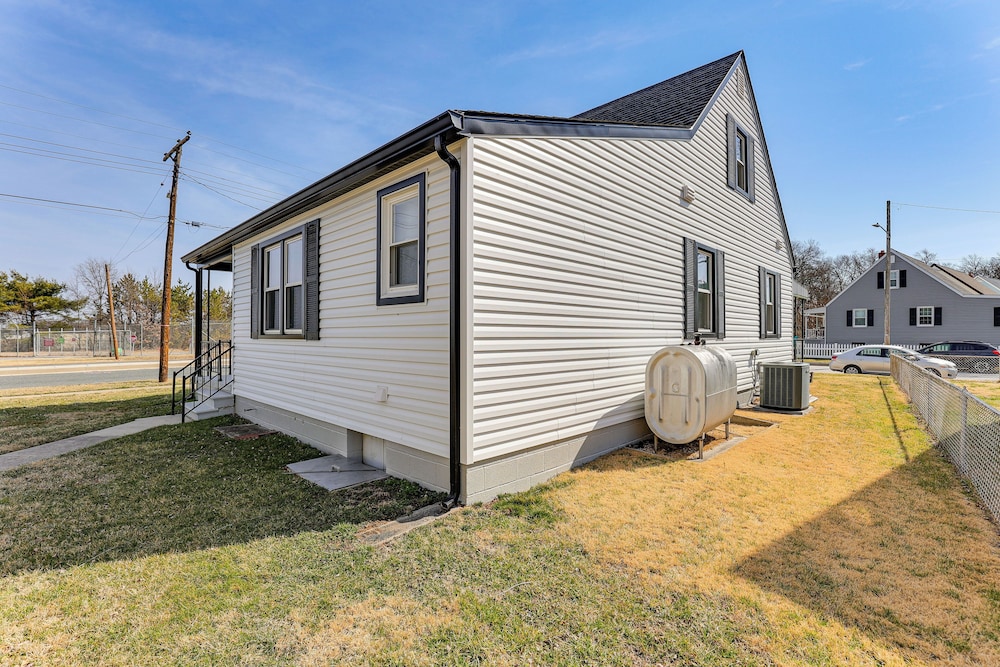13 Mi to Downtown Baltimore: Quiet Home w/ Porch
