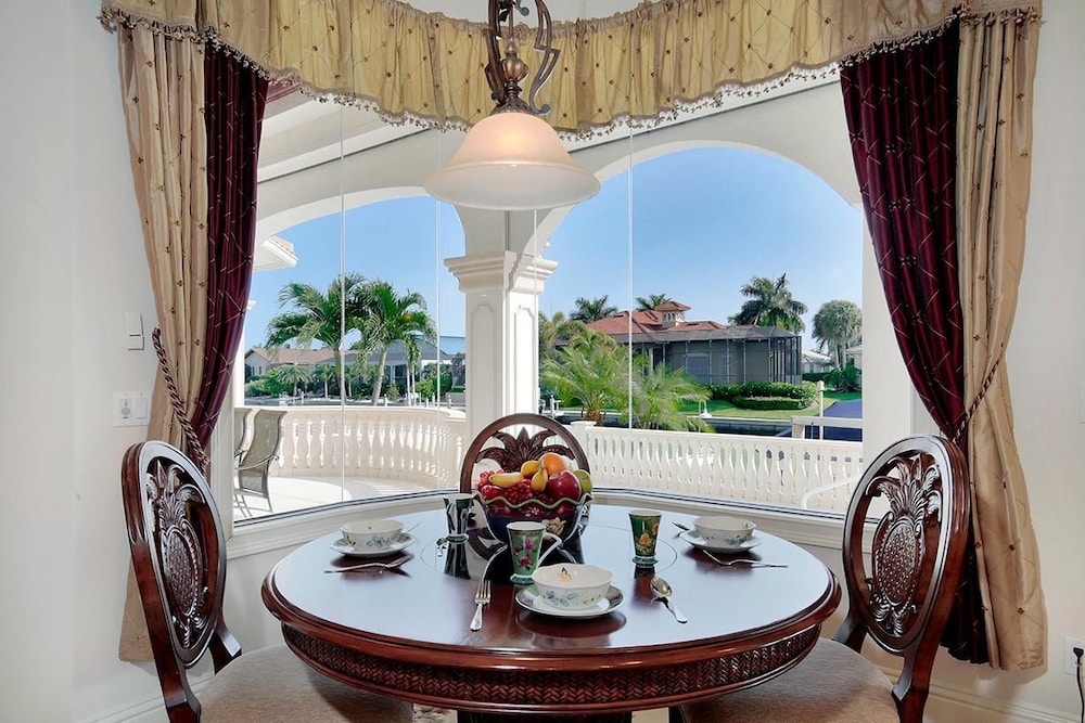 SPIN509 4 Bedroom Holiday Home by Marco Naples Vacation Homes