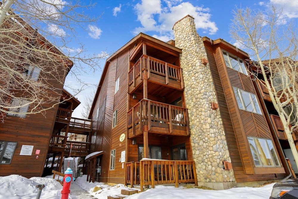 Tyra Chalet 336 - Ski-In/Ski-Out by RedAwning