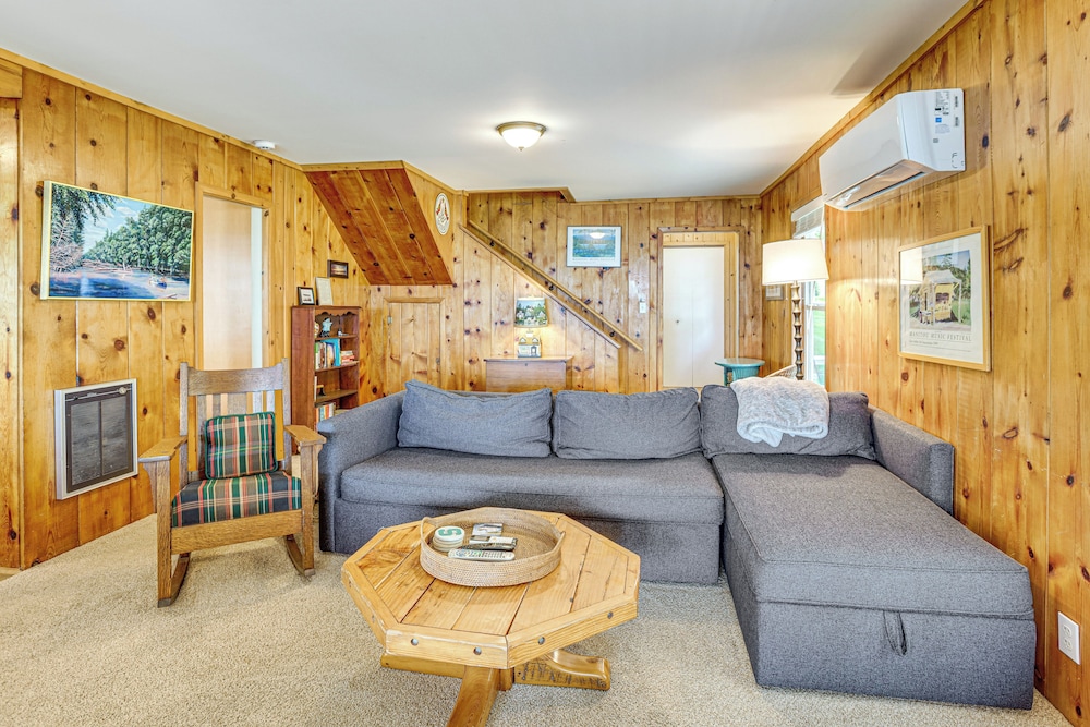 Autumn Escape on Glen Lake: Waterfront Cottage!
