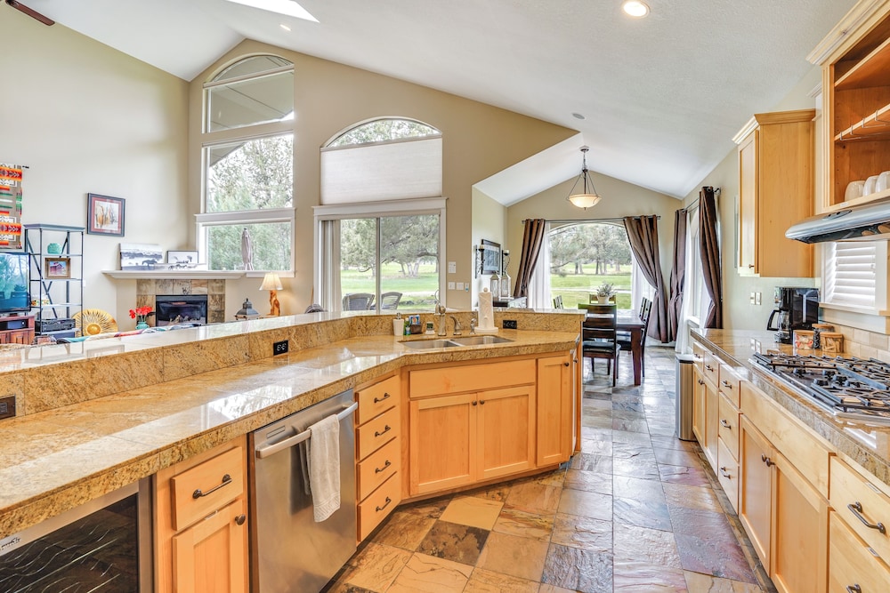 Redmond Golf Getaway - Near Smith Rock State Park!