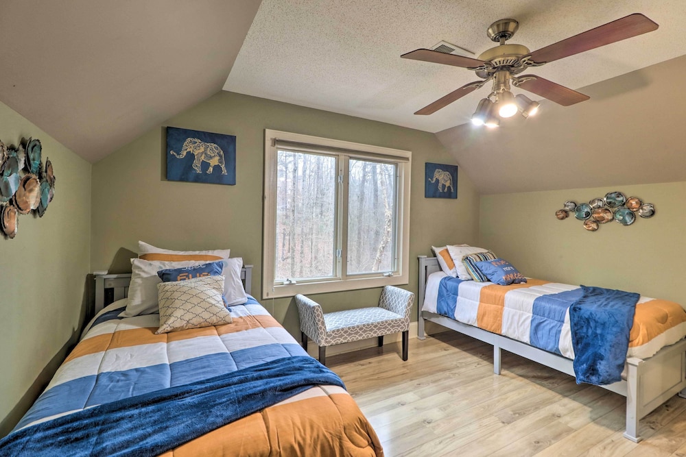 Cozy Conyers Cabin w/ Fireplace & Pool Table! view 2