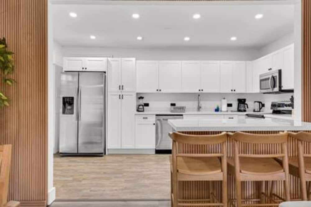 1720 Wa Kee 2A Luxurious 4BR 3BA Retreat in Coconut Grove w Pool