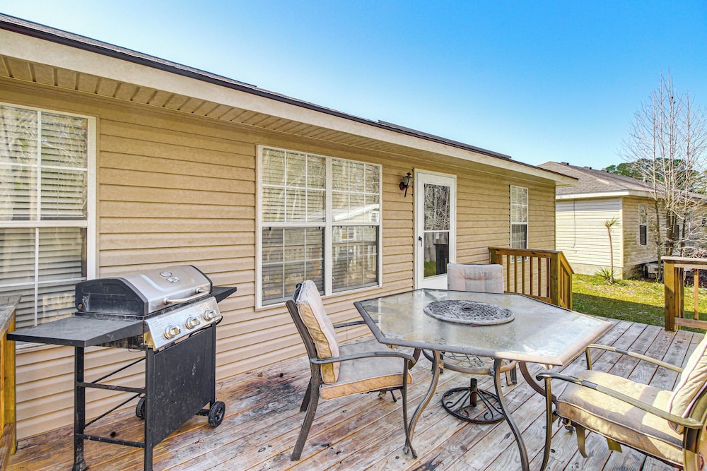 3 Mi to Hunter Army Airfield: Home w/ Serene Deck
