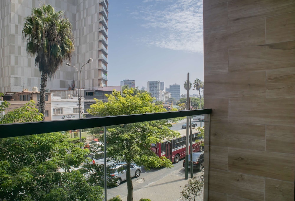 w Distinctive 1BR w Balcony in Barranco