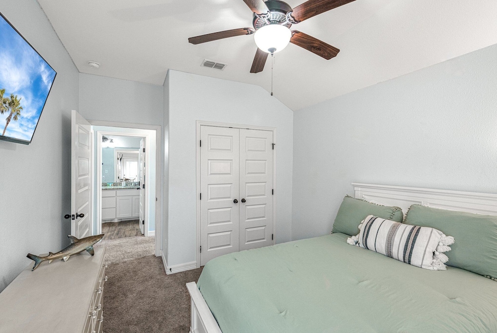 Sunrise Paradise - Pet Friendly! Community Pool!