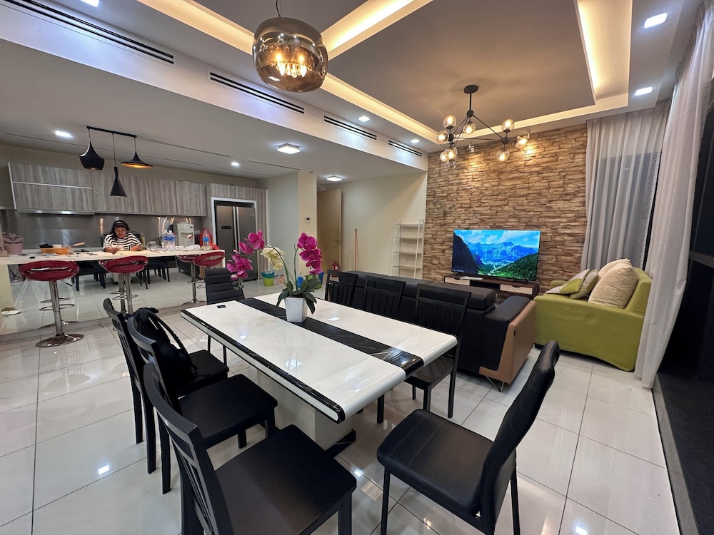 Skyline Luxe 4BR Retreat with En-suites