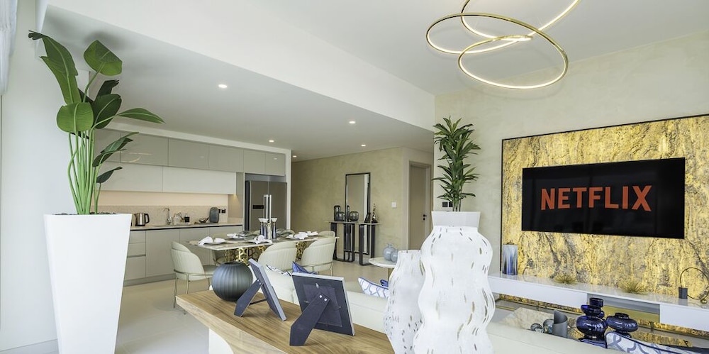 LUX The Marina Vista Beachfront Suite 3