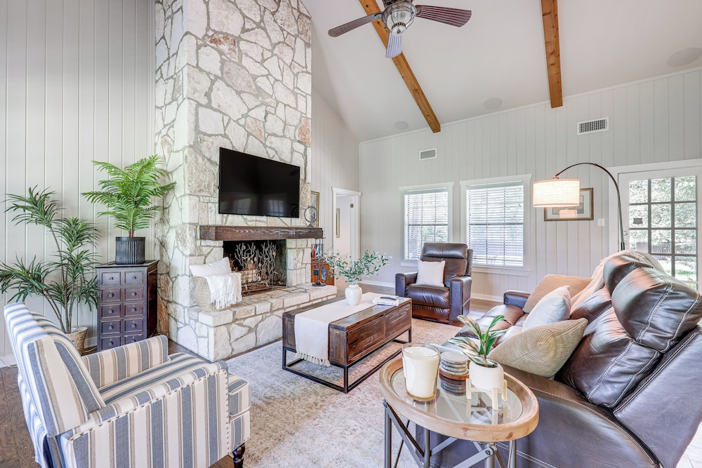 3 Mi to Boerne Lake: Getaway w/ Deck & Yard!