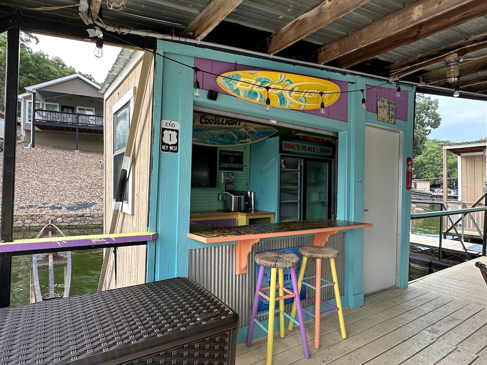 Spectacular Sunsets, Live Music & Nearby Restos