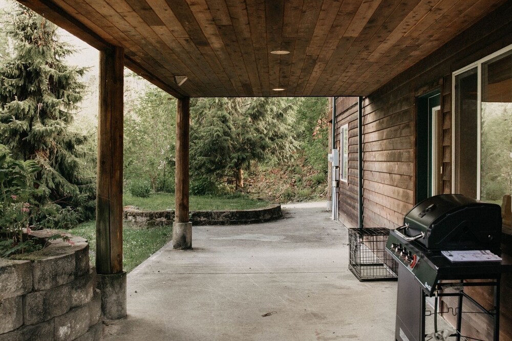 77mbr - Wi-fi - Fireplace - Pets Ok - Bbq 3 Bedroom Cabin by RedAwning