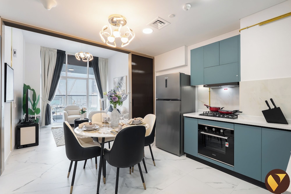 Vogue Opalz short Drive to Dubai Hills M
