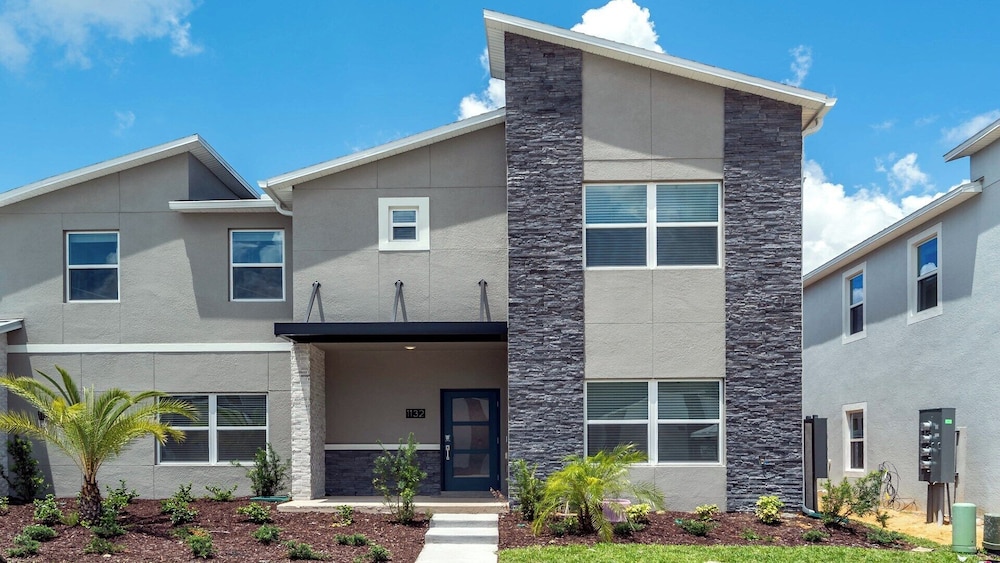5BR Stylish Championsgatetownhome w/ Private Pool