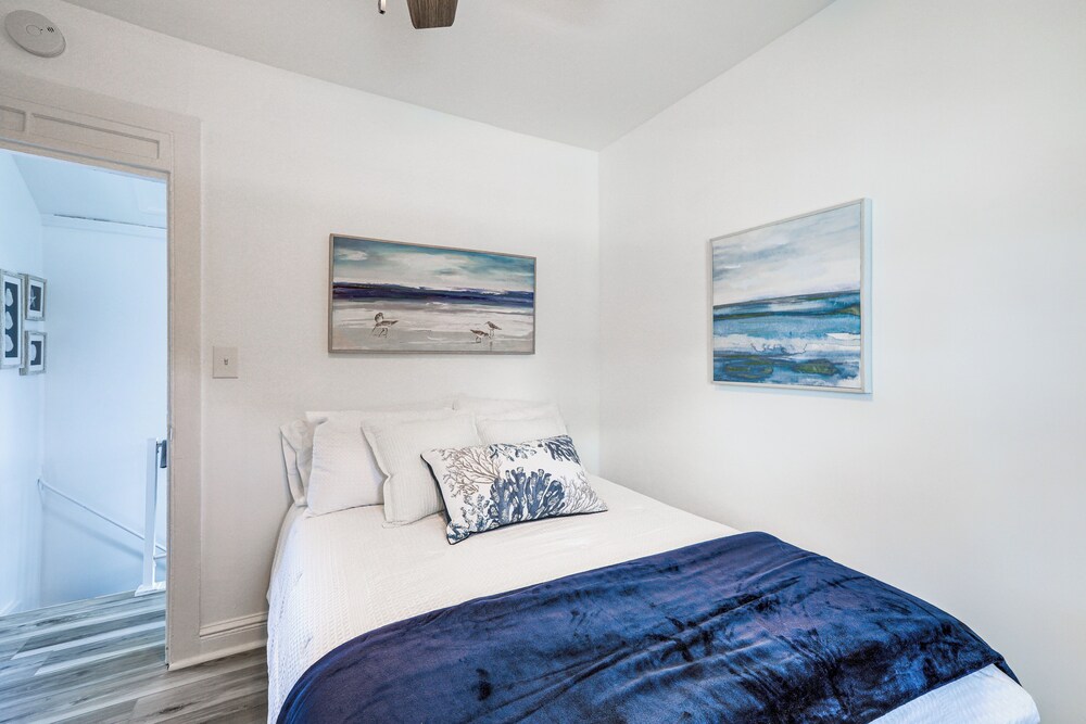 Stroll to Ocean Grove Boardwalk & Beach: Sleek Apt