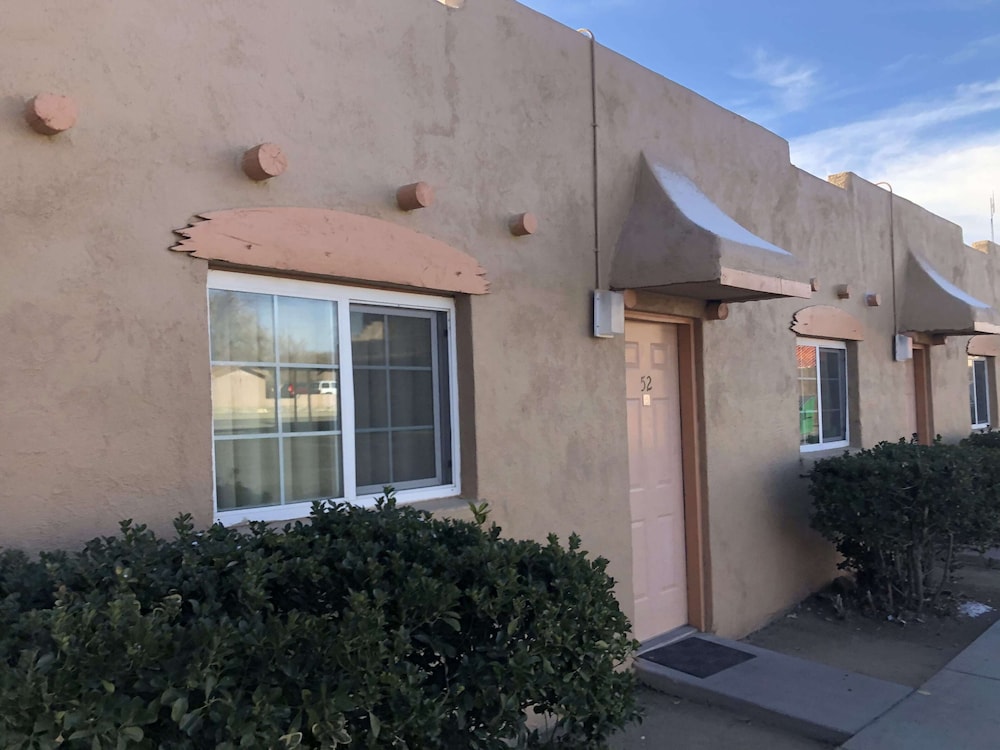 Farmington Vacations - Economy Inn - Property Image 2