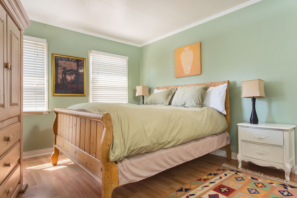 Hollywood Hills Suites