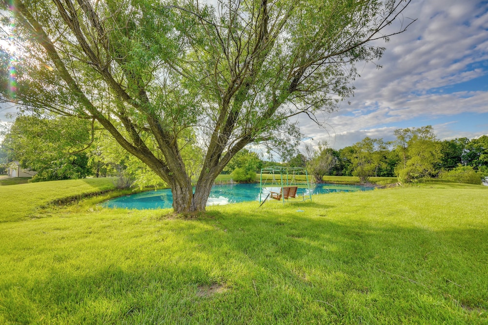 1 Mi to Mark Twain Lake: Cabin w/ Community Pool
