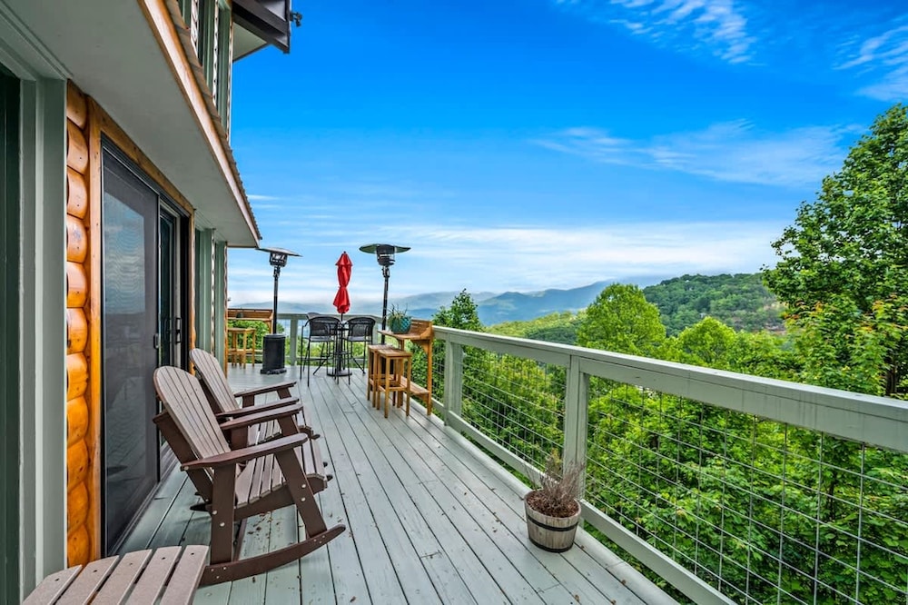 180 Views Sleeps 7 Private Hot Tub Full Kitchen
