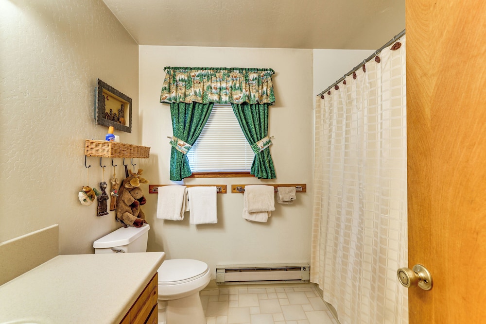 Quiet Truckee Retreat w/ Deck, 5 Mi to Donner Lake