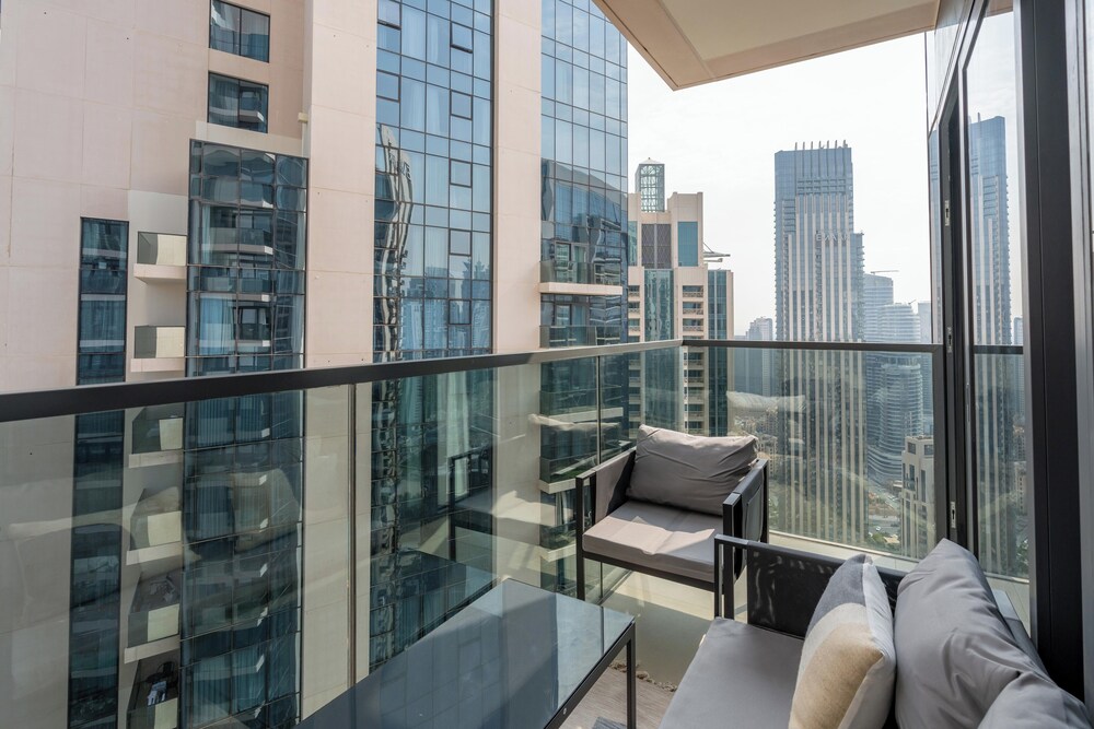 2BR High Floor Act I Act II T1