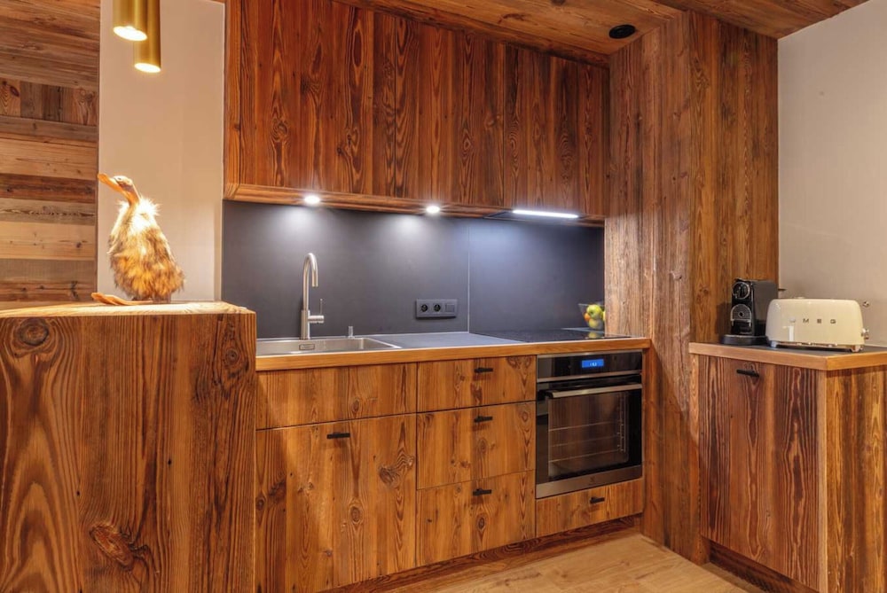 Modern 2 Bedroom Apartment, Close to ski Lifts view 5