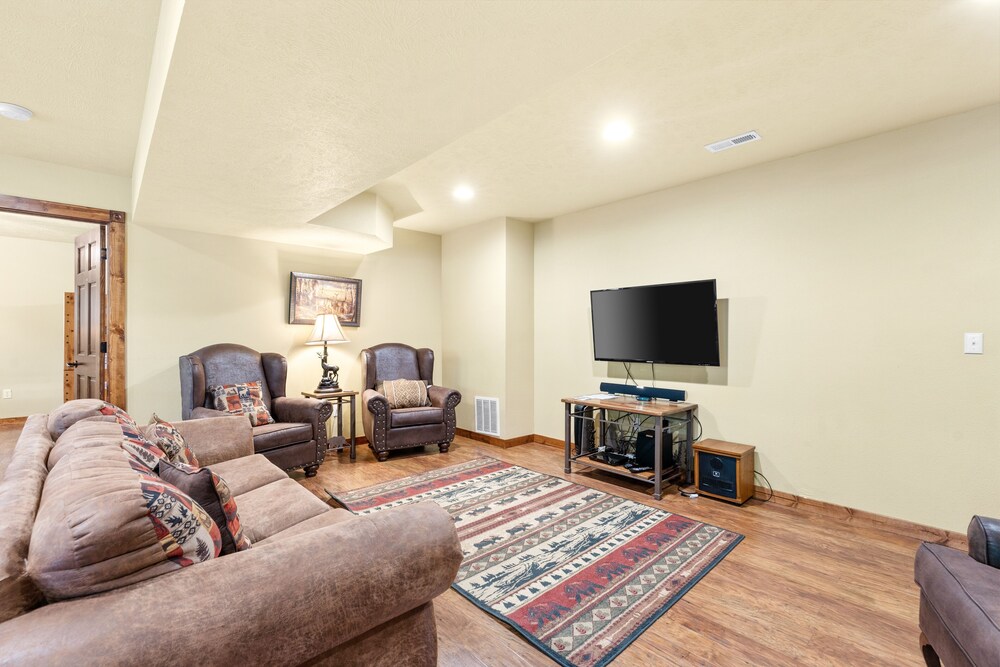 Timeless Memories Lodge 6 Bedroom Cabin by RedAwning