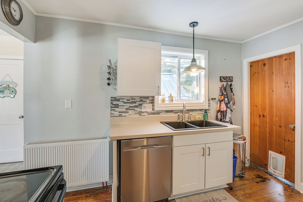 Close to Dtwn Bangor: Inviting Maine Home