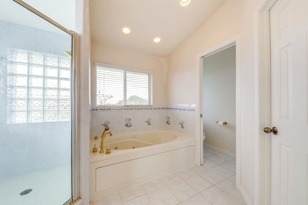 Spacious Canal-front Home: Florida Keys Gem
