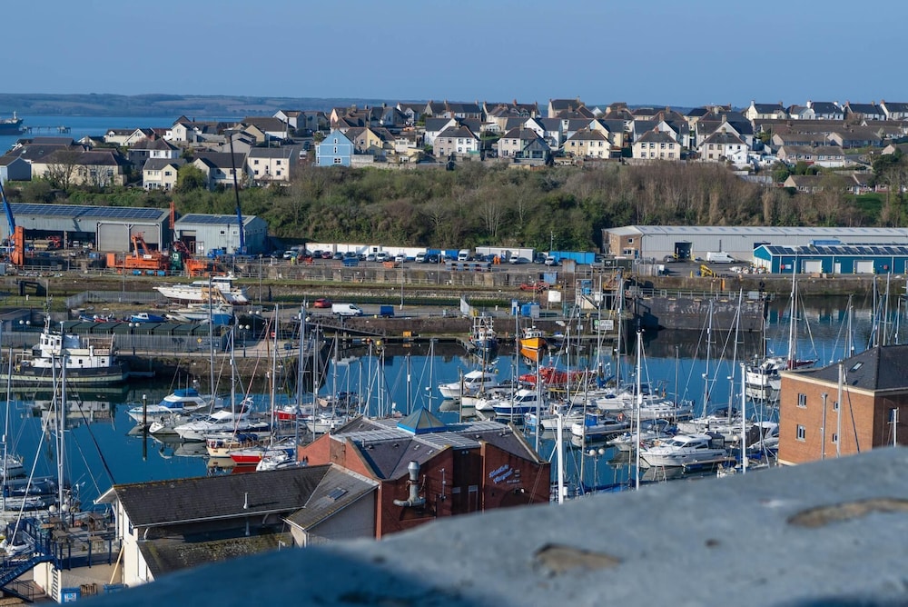 The Penthouse - 1 Bedroom Penthouse - Milford Haven