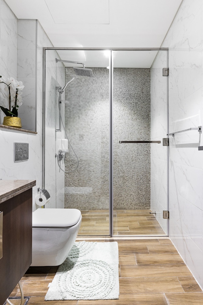 GLOBALSTAY. J One Tower Apartments