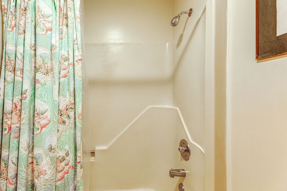~ 1 Block to Bethany Beach, Retreat w/ Pool Access
