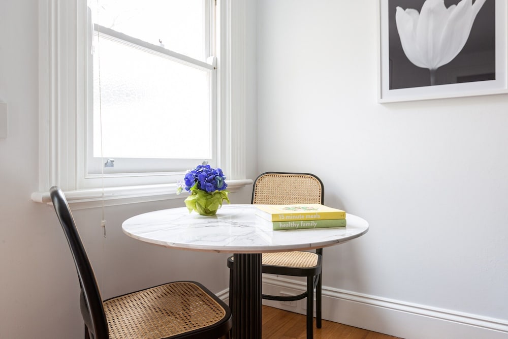 Designer Studio in Grand Manor 20 min From Sydney