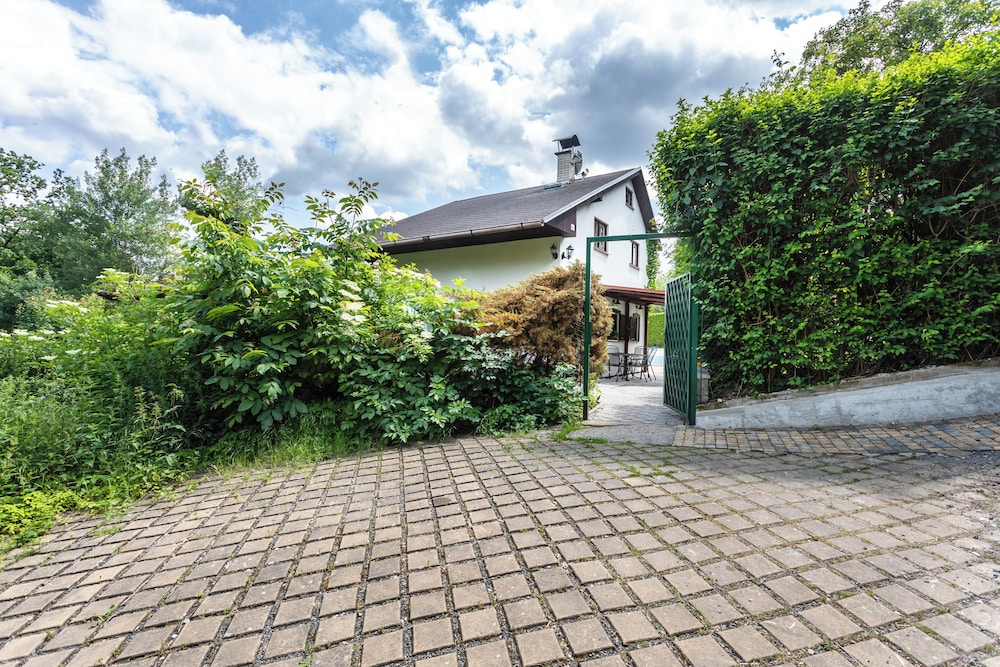 Cottage with pool playground and privacy