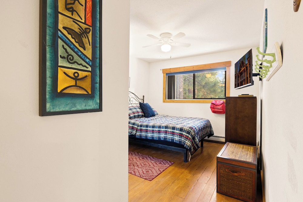 Sierra Pines Retreat Sleeps 6!